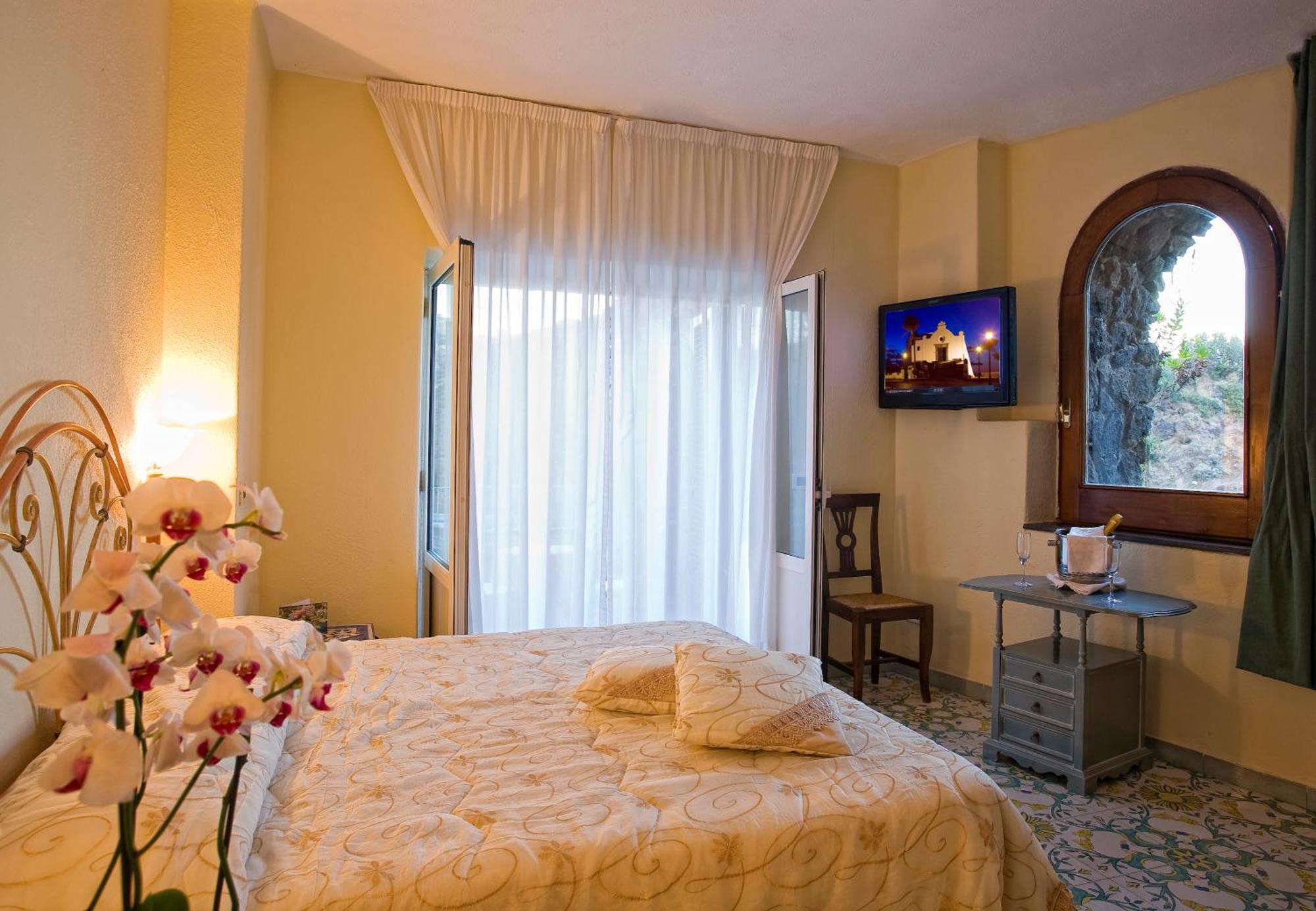 Strand Hotel Delfini Ischia Buitenkant foto